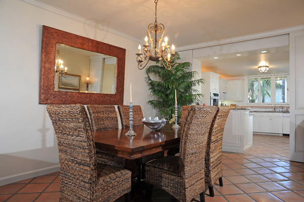 1319 Plaza Pacifica dining area